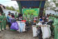 Ketua Persit Kartika Chandra Kirana (KCK) Cabang LXI Yonif 725, Hj Yulianti Muhammad Amin bersama anggota Pengurus Persit Cab LXI Yonif 725 melaksanakan kegiatan Jumat Berkah berbagi dengan masyarakat di wilayah Kota Kendari, Sulawesi Tenggara. Jumat, (06/11/2020).