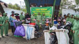 Ketua Persit Kartika Chandra Kirana (KCK) Cabang LXI Yonif 725, Hj Yulianti Muhammad Amin bersama anggota Pengurus Persit Cab LXI Yonif 725 melaksanakan kegiatan Jumat Berkah berbagi dengan masyarakat di wilayah Kota Kendari, Sulawesi Tenggara. Jumat, (06/11/2020).