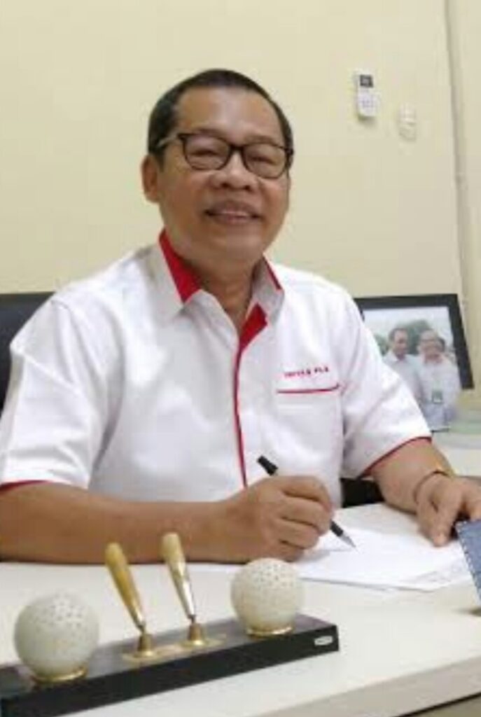Praktisi hukum dan pemerhati usaha serta pemerhati masalah ekonomi dan Rektor Universitas Tamansiswa,