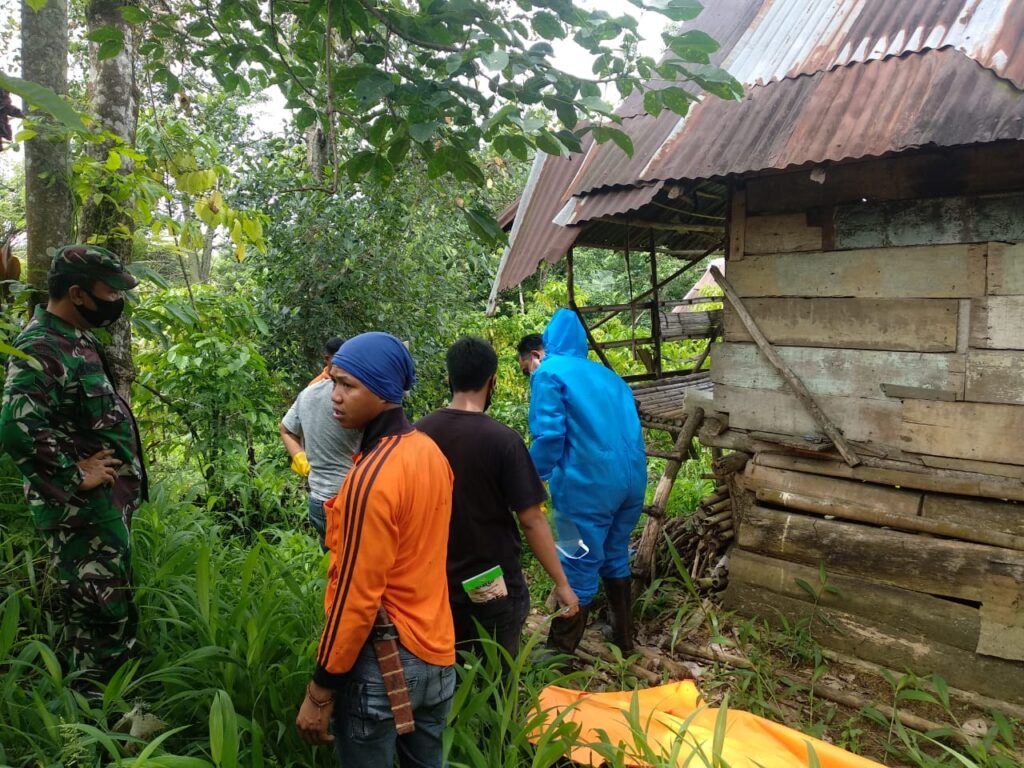 Warga dan pihak petugas dari Polres Lahat dan TNI setempat mendatangi lokasi kejadian