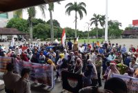 Ratusan massa yang menamakan Forum Aliansi Masyarakat Lingkungan (FAML) PT Pupuk Sriwijaya melakukan aksi demo di halaman DPRD Provinsi Sumsel, Senin (16/11/2020). 