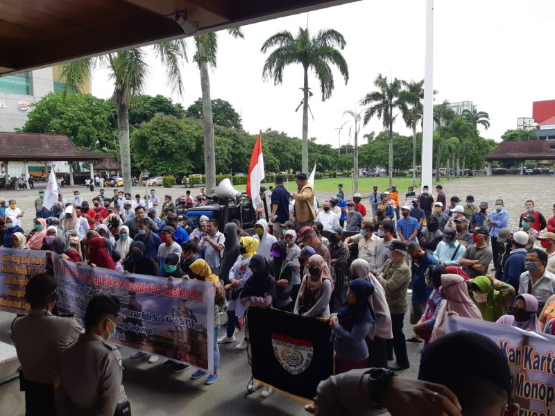 Ratusan massa yang menamakan Forum Aliansi Masyarakat Lingkungan (FAML) PT Pupuk Sriwijaya melakukan aksi demo di halaman DPRD Provinsi Sumsel, Senin (16/11/2020). 