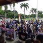 Ratusan massa yang menamakan Forum Aliansi Masyarakat Lingkungan (FAML) PT Pupuk Sriwijaya melakukan aksi demo di halaman DPRD Provinsi Sumsel, Senin (16/11/2020). 