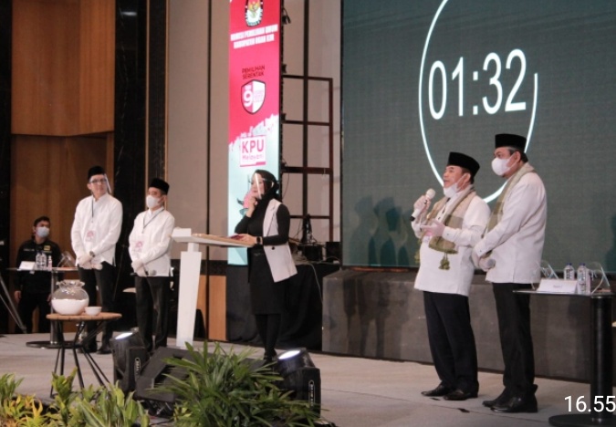 Komisi Pemilihan Umum Daerah (KPUD) Kabupaten Ogan Ilir kembali menggelar Debat Publik ke II bagi pasangan calon (Paslon) Bupati dan Wakil Bupati OI yang diselenggarakan di hotel Santika Primere Bandara Palembang, Rabu (25/11/20) malam. 