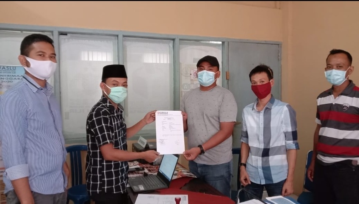Kuasa Hukum Paslon Ilyas-Endang Endang, Erik Estrad SH menyerahkan laporan temuan selebaran yang berisikan muatan fitnah kepada Bawaslu Ogan Ilir, Rabu (25/11/2020).