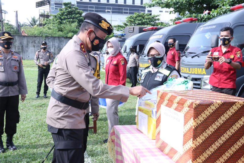 Kapolda Sumsel Irjen Pol Prof Dr Eko Indra Heri S MM melaksanakan Apel Kesiapan Pengamanan TPS, Simulasi dan Pemberian Materi tentang Pengamanan TPS Pemilu Serentak 2020 di Lapangan Sepak Bola Komplek Pakri Palembang, Kamis (26/11).