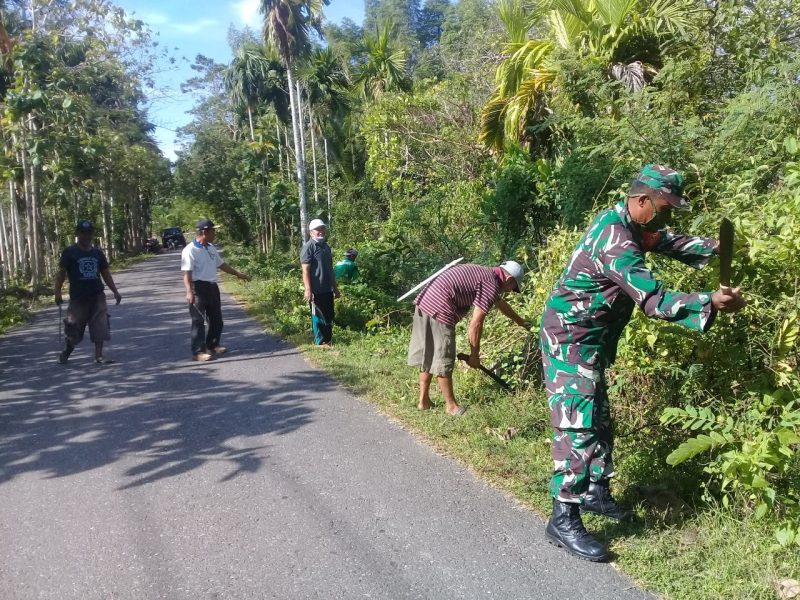 Babinsa dan warga melaksanakan Karya Bakti pembersihan jalan yang menghubungkan antara Desa Anggotoa dan SPN Polda Anggotoa Kecamatan Anggotoa Kabupaten Konawe Provinsi Sulawesi Tenggara (Sultra) Minggu (30/11/2020)