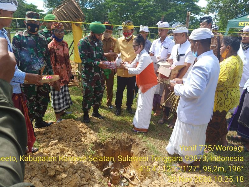 Komandan Korem (Danrem) 143/Halu Oleo Brigjen TNI Jannie Aldrin Siahaan SE MBA melalui Komandan Batalyon Infanteri (Dan Yonif) 725/Woroagi M Amin SIP mengadakan upacara prosesi peletakan batu pertama pembangunan rumah ibadah bagi anggotanya yang beragama Hindu.