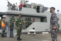 Kedatangan Pangkogabwilhan 1 serta rombongan di Mako Lantamal XII/Pontianak ini menggunakan Kapal AL Lemukutan dari Satuan Patroli Lantamal XII, Jeruju.
