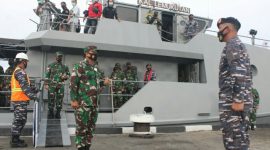 Kedatangan Pangkogabwilhan 1 serta rombongan di Mako Lantamal XII/Pontianak ini menggunakan Kapal AL Lemukutan dari Satuan Patroli Lantamal XII, Jeruju. 