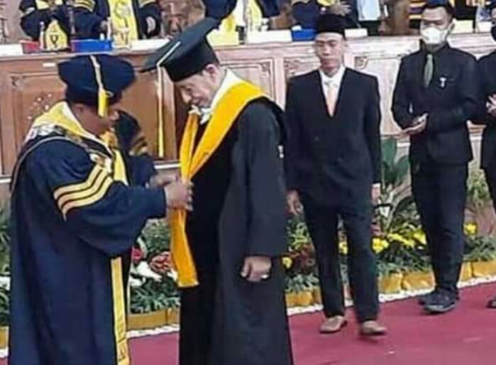 'Upacara Penganugerahan Doktor Honoris Causa kepada Habib Lutfi' di Auditorium Unnes, kampus Sekaran Gunung Pati Semarang, Senin (9/11).