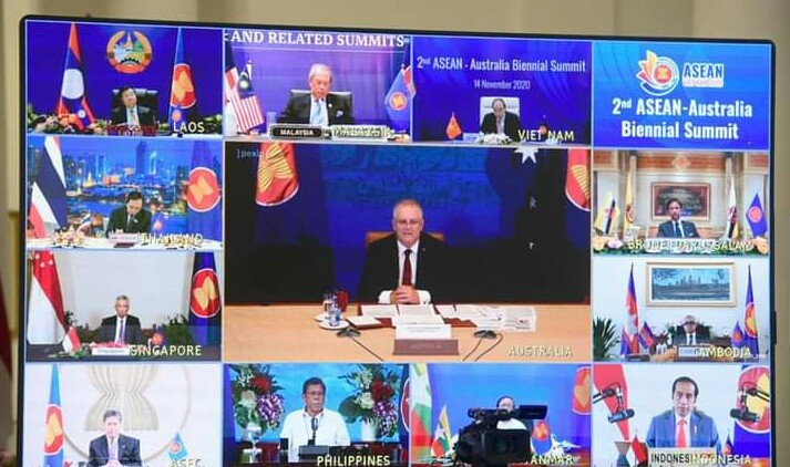 Presiden Jokowi didampingi Seskab Pramono Anung dan Menlu Retno Marsudi mengikuti KTT ASEAN-Australia secara virtual dari Istana Kepresidenan Bogor, Sabtu (14/11).