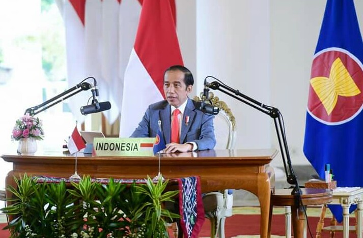 Presiden Jokowi didampingi Seskab Pramono Anung dan Menlu Retno Marsudi mengikuti KTT ASEAN-Australia secara virtual dari Istana Kepresidenan Bogor, Sabtu (14/11).