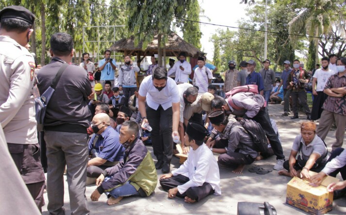Puluhan warga yang mengatasnamakan diri sebagai alumni Pondok Pesantren Darul Muhajirin Praya, menggelar aksi damai di Polres Lombok Tengah, Sabtu (14/11/29).