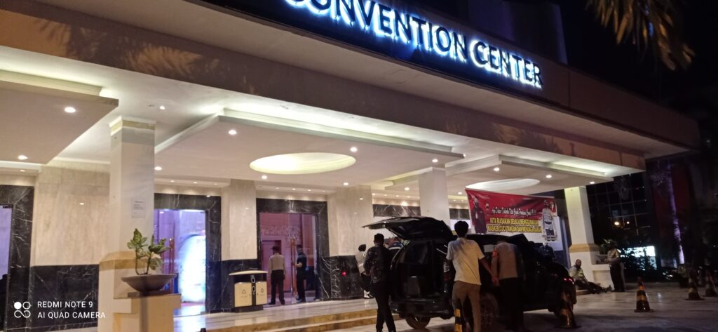 Tampak pengawalan dan pengamanan di jaga oleh pihak aparat Kepolisian﻿ sekitar area berlangsungnya debat publik II Paslon Cakada Bupati dan Wabup Pali Convention Center Hotel Arya Duta Palembang
