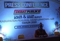 Ketua KPU Pali, Sunario SE menggelar konferensi pers dengan awak media usai debat publik II Cakada Kabupaten Pali di Convention Center Aryaduta Palembang, (23/11/20202) malam. 