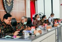 Mahfud MD memimpin rapat analisa dan evaluasi tahapan Pilkada Serentak di Kantor Kemenko Polhukam Jakarta, Senin (23/11).