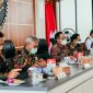 Mahfud MD memimpin rapat analisa dan evaluasi tahapan Pilkada Serentak di Kantor Kemenko Polhukam Jakarta, Senin (23/11).