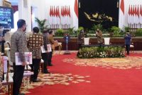 Acara Penyerahan Daftar Isian Pelaksanaan Anggaran (DIPA) dan Buku Daftar Alokasi Transfer ke Daerah dan Dana Desa Tahun 2021 di Istana Negara, pada Rabu, Penyerahan Daftar Isian Pelaksanaan Anggaran (DIPA) dan Buku Daftar Alokasi Transfer ke Daerah dan Dana Desa Tahun 2021 di Istana Negara, pada Rabu, 25 November 2020..