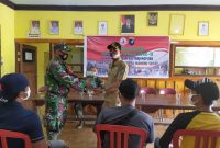 Koramil 1207-09/Kubu melaksanakan aksi bagi-bagi masker bersama relawan, Kamis, (12/11/2020).