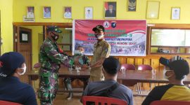 Koramil 1207-09/Kubu melaksanakan aksi bagi-bagi masker bersama relawan, Kamis, (12/11/2020). 