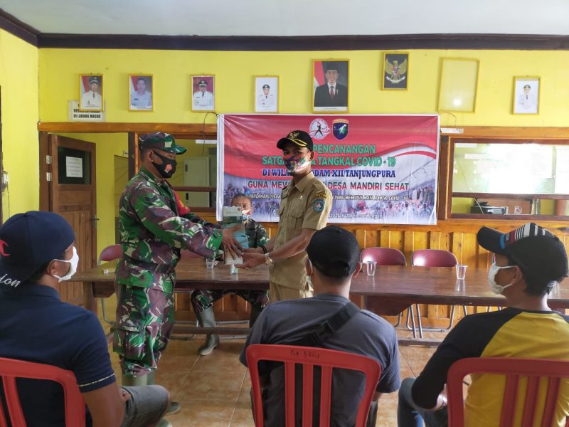 Koramil 1207-09/Kubu melaksanakan aksi bagi-bagi masker bersama relawan, Kamis, (12/11/2020). 