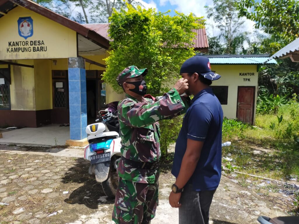 Koramil 1207-09/Kubu melaksanakan aksi bagi-bagi masker bersama relawan, Kamis, (12/11/2020).