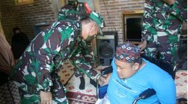 Komandan Kodim 1412/Kolaka, Letkol Inf  Risa Wahyu Pudji Setyawan BS M.Han memberikan bantuan kursi roda untuk Teguh (anak laki laki) dari Ibu Srini dan juga berikan modal usaha. 