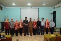 Kadisdik Sumsel Riza Pahlevi pose bersama Kepala SMAN 6 Palembang, Ketua PWI Sumsel dan jajaran.