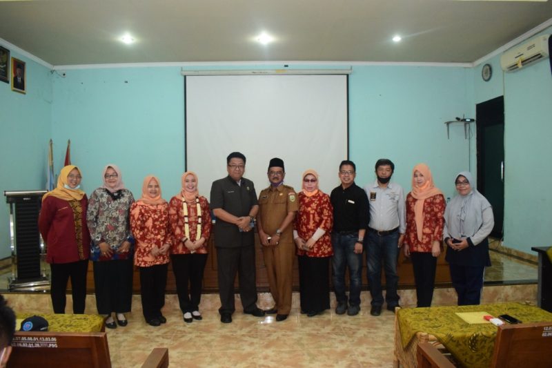 Kadisdik Sumsel Riza Pahlevi pose bersama Kepala SMAN 6 Palembang, Ketua PWI Sumsel dan jajaran.