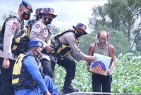 Kapolda Sumsel Irjen Pol Prof Dr Eko Indra Heri S MM beserta Pejabat utama Polda Sumsel melaksanakan Bakti Sosial (Baksos) HUT Polairud Ke - 70, di Pesisir Perairan Muara Kumbang Kecamatan Mariana Kabupaten Banyuasin.
