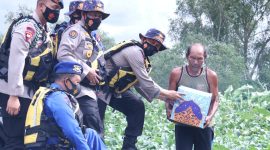 Kapolda Sumsel Irjen Pol Prof Dr Eko Indra Heri S MM beserta Pejabat utama Polda Sumsel melaksanakan Bakti Sosial (Baksos) HUT Polairud Ke - 70, di Pesisir Perairan Muara Kumbang Kecamatan Mariana Kabupaten Banyuasin.