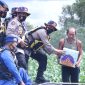 Kapolda Sumsel Irjen Pol Prof Dr Eko Indra Heri S MM beserta Pejabat utama Polda Sumsel melaksanakan Bakti Sosial (Baksos) HUT Polairud Ke - 70, di Pesisir Perairan Muara Kumbang Kecamatan Mariana Kabupaten Banyuasin.
