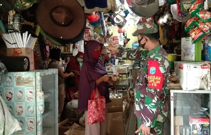Komando Distrik Militer (Kodim) 1207/Berdiri Sendiri bentuk Satuan Tugas (Satgas) Desa Tangkal COVID-19 di wilayah Kota Pontianak dan Kabupaten Kuburan Raya, Kalimantan Barat (Kalbar), Sabtu (21/11/20). 
