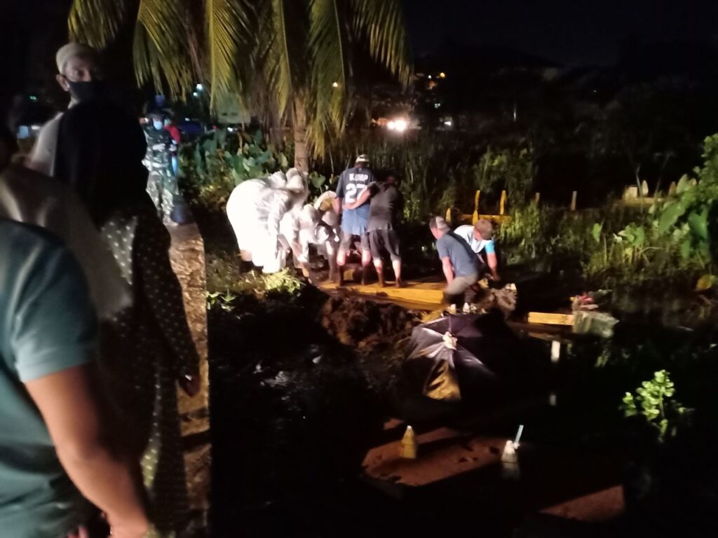 Personil Kompi Kavaleri 12/Macan Dahan Cakti (Kikav MDC) membantu pemakaman jenazah pasien COVID-19 berinisial H di pemakaman umum Sungai Bangkong, Pontianak, Sabtu (21/11/20).