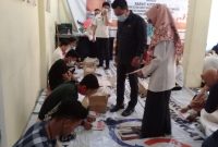 Terpantau kesibukan hari ini senin 23 November 2020 KPU OI melakukan proses penyortiran dan pelipatan kertas suara untuk pilkada tahun 2020.