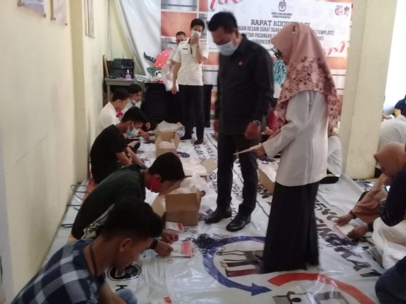 Terpantau kesibukan hari ini senin 23 November 2020 KPU OI melakukan proses penyortiran dan pelipatan kertas suara untuk pilkada tahun 2020.