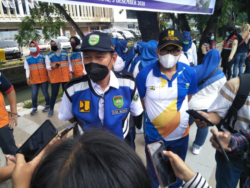 Semarak Hari Bakti PU ke 75, Dinas Pekerjaan Umum Bina Marga dan Tata Ruang Sumatera Selatan (PUBMTR Sumsel) melakukan penanaman bunga dan rumput hias.