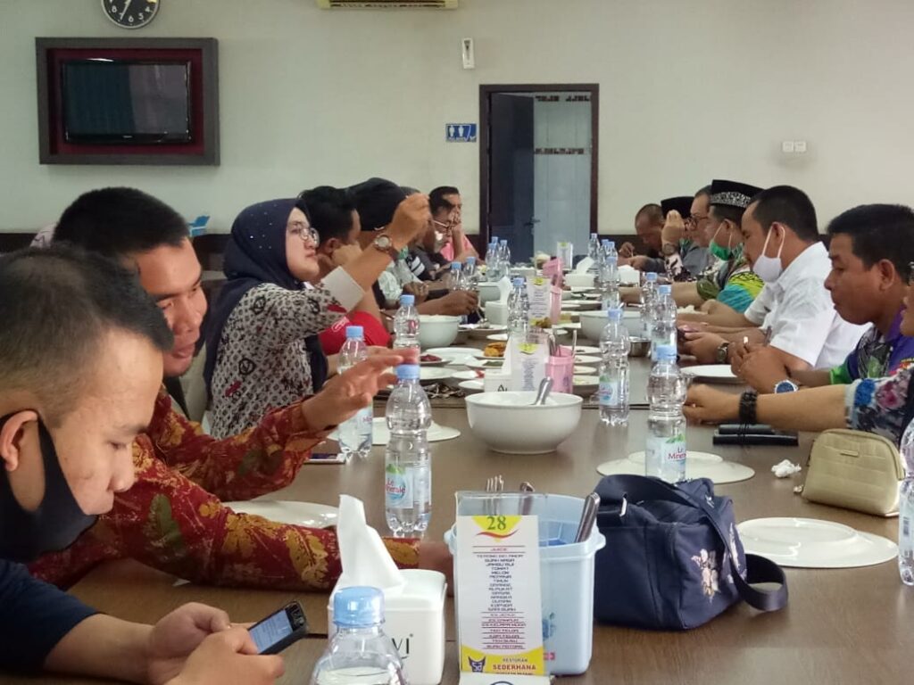Menjelang akhir masa jabatannya, Pjs Bupati Ogan Ilir Aufa Syahrizal mengundang sejumlah wartawan yang bertugas di bumi Caramu Seguguk untuk bersilaturahmi dan berpamitan langsung yang digelar di rumah makan Sederhana, Indralaya, Jumat (4/12/2020).