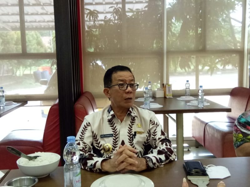 Menjelang akhir masa jabatannya, Pjs Bupati Ogan Ilir Aufa Syahrizal mengundang sejumlah wartawan yang bertugas di bumi Caramu Seguguk untuk bersilaturahmi dan berpamitan langsung yang digelar di rumah makan Sederhana, Indralaya, Jumat (4/12/2020).
