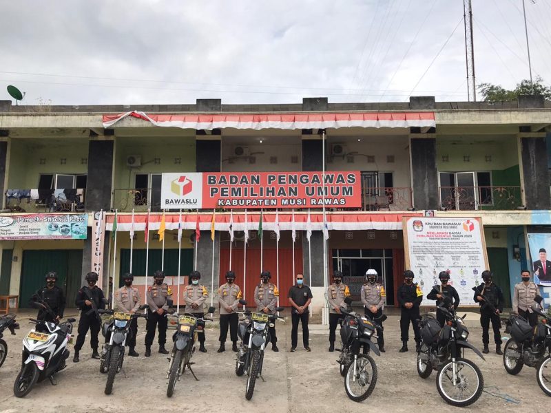 Guna menciptakan keamanan dibeberapa lokasi tempat penyelenggaran dan pengawasan Pemilihan Kepala Daerah (Pilkada), Kabupaten Musi Rawas (Mura), Kapolres Mura AKBP Efrannedy didampingi Wakapolres, Kompol Handoko Sanjaya mengelar patroli Cipta Kondisi (Cipkon), dengan cara konvoi mengendarai Sepeda Motor Sat Sabhara Polres Mura, sekitar pukul 08.00 WIB, Sabtu (5/12/2020).