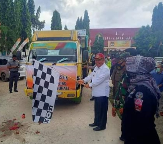 Pendistribusian logistik pilkada dipimpin langsung Bupati OI HM Ilyas Panji Alam didampingi Ketua KPU OI, Ketua Bawaslu OI, Dandim, dan Kapolres Ogan Ilir berlangsung di depan Kantor KPU OI, Minggu (6/12/2020).