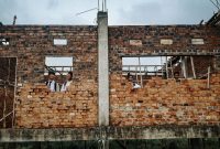 Anak anak di tepian Sungai Musi harus belajar di Masjid yang kondisinya bolong dan ketika hujan air pun membasahi mereka saat belajar