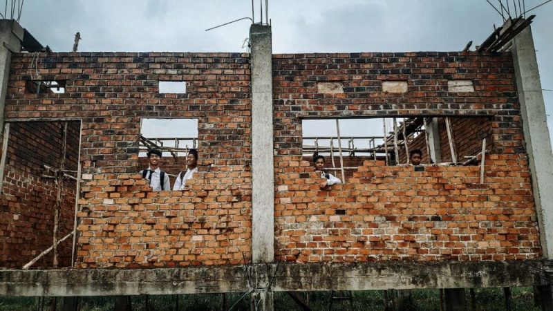Anak anak di tepian Sungai Musi harus belajar di Masjid yang kondisinya bolong dan ketika hujan air pun membasahi mereka saat belajar