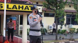 Kapolres Lahat AKBP Ahmad Gusti Hartono SIK memimpin apel kesiapan personil BKO Polres Lahat ke Polres Musi Rawas untuk pengamanan pemilukada serentak 2020, berlangsung di halaman Mapolres Lahat pukul 07.30 WIB, Senin (7/12/2020). 