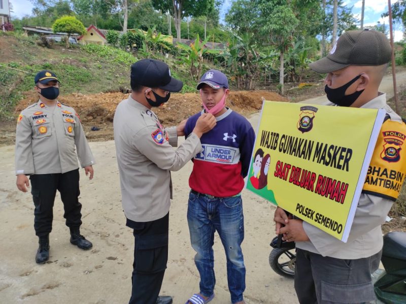 Kepolisian Sektor Semendo menggelar Operasi Yustisi dan Razia Penertiban Kendaraan Knalpot Racing di depan Mapolsek Semendo, Selasa (8/12/2020).