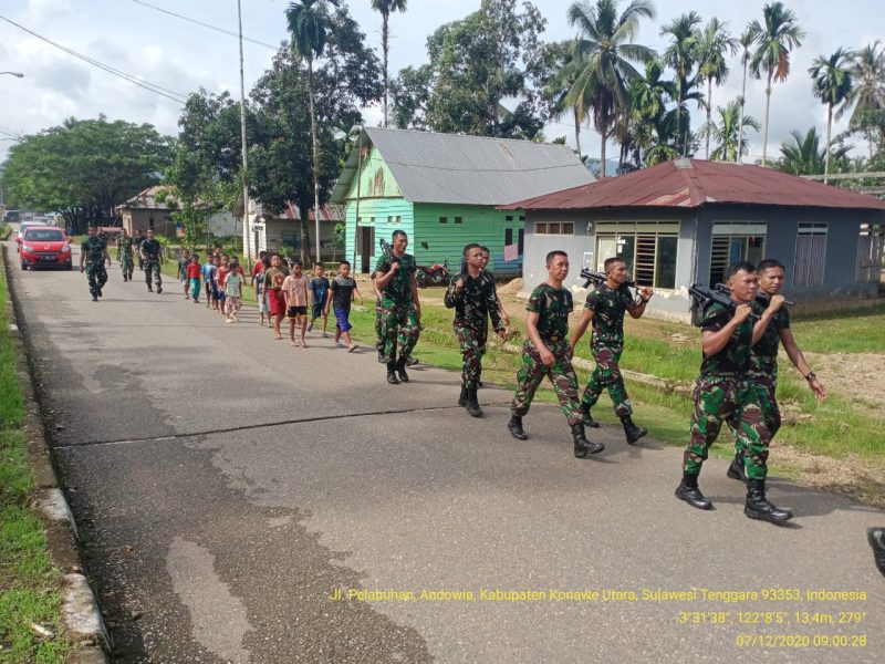 Melihat prajurit Batalyon Infanteri (Yonif) 725/Woroagi lari pagi sambil bernyanyi dengan penuh semangat, puluhan anak Sekolah Dasar Negeri (SDN) 2 Andowia Kabupaten Konawe Utara (Konut) turut mengejar dan bergabung dengan penuh gembira.