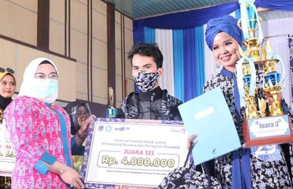Dinas Pariwisata Kabupaten Lahat menggelar Festival Batik Khas Lahat, Perancang Busana Dan Peragaan Busana Muslim Casual, bertempat di gedung kesenian Kabupaten Lahat, Selasa (8/12/2020).