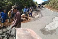 Masyarakat Desa Segamit bergotong royong membangun akses jalan