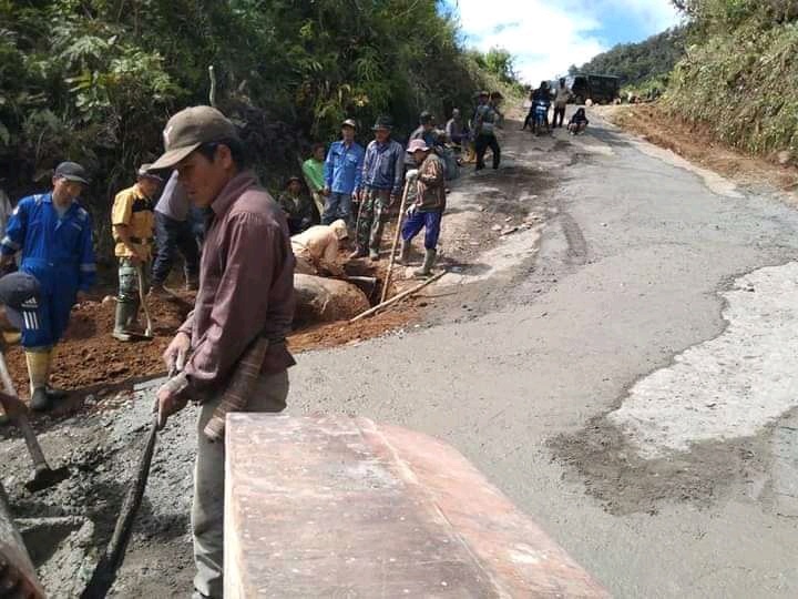 Masyarakat Desa Segamit bergotong royong membangun akses jalan